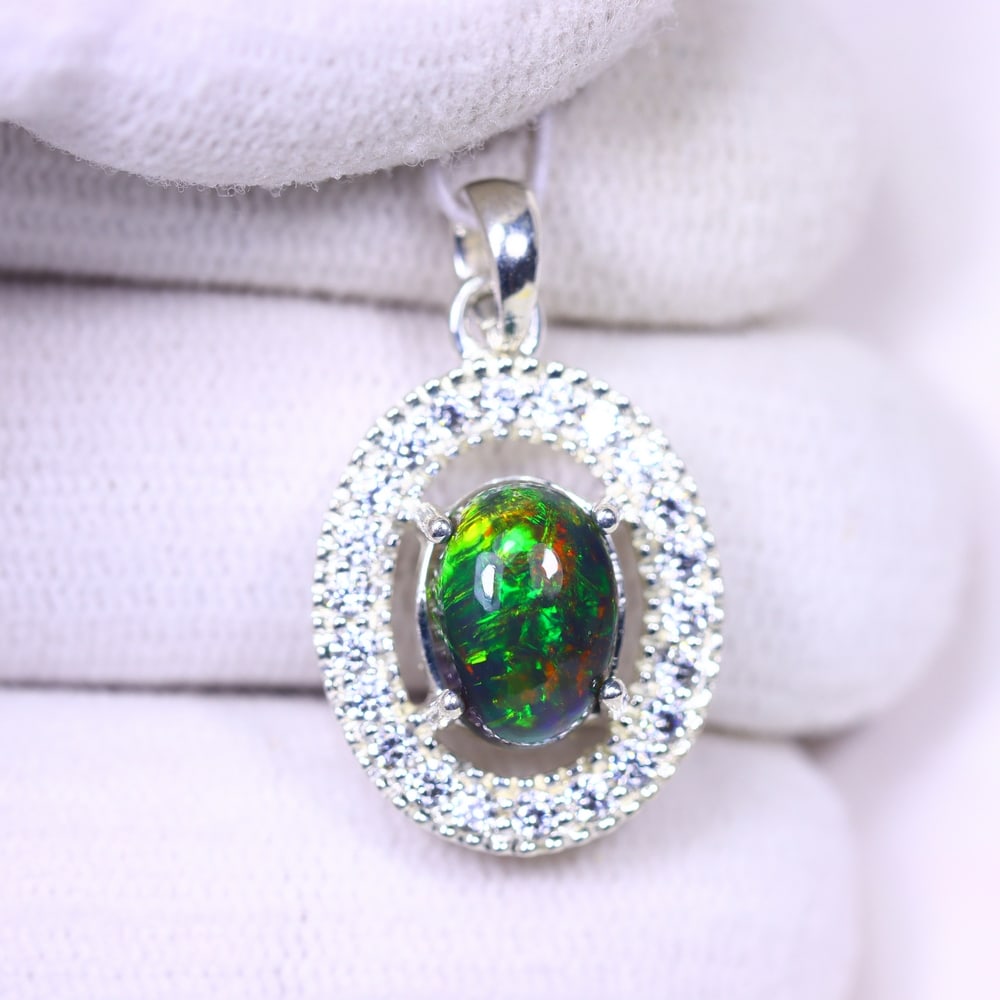 Silver Pendant with Ethiopian Black Opal 3.5grams - 925 Sterling Silver , 754E: Ksmith Heritage Auctioneers Subject: Opal & Simulated Diamond Silver Pendant Carat Weight: 3.5 grams (approx.) Dimension: Opal 10x7mm, Pendant 22x15mm