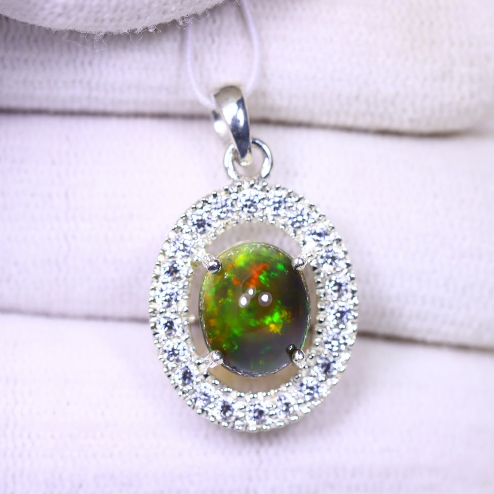 Silver Pendant with Ethiopian Black Opal 3.5grams - 925 Sterling Silver , 103E: Ksmith Heritage Auctioneers Subject: Opal & Simulated Diamond Silver Pendant Carat Weight: 3.5 grams (approx.) Dimension: Opal 10x7mm, Pendant 22x15mm