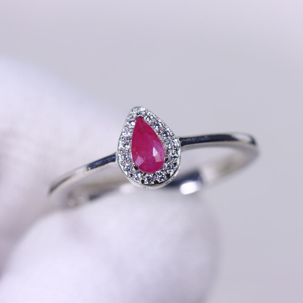 Ring US7.5 Ruby & Zircon - 925 Sterling Silver - White Gold Plated, 769B: Ksmith Heritage Auctioneers Subject: Natural Ruby & Zircon Origin: Thailand Carat Weight: 10.41ct Dimension: Gemstone 3x5mm Type: Ring