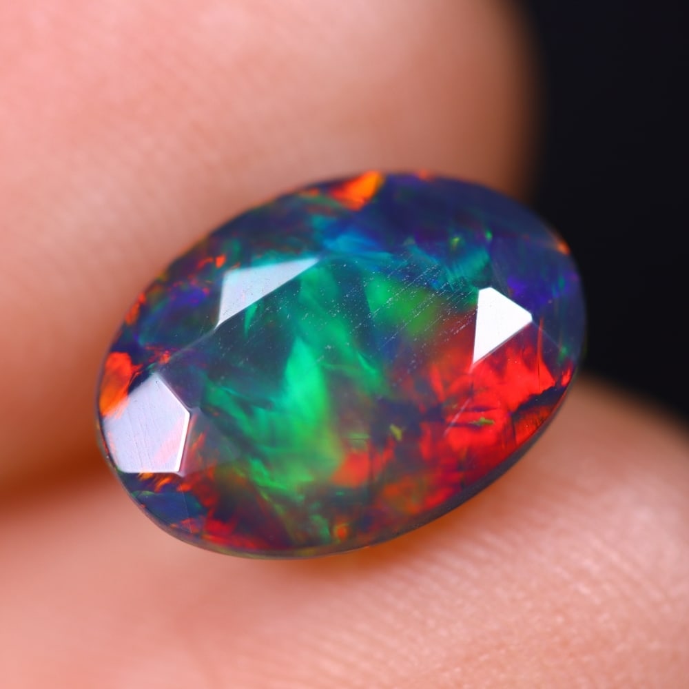 1.72Ct Welo Black Faceted Opal Polished - Ethiopian Opal , 82E: Ksmith Heritage Auctioneers Subject: Natural Ethiopian Welo Black Opal Origin: Ethiopia Carat Weight: 1.72Ct Dimension: 10.7x7.8x5.1 mm Treatment: Smoked Type: Faceted, Po