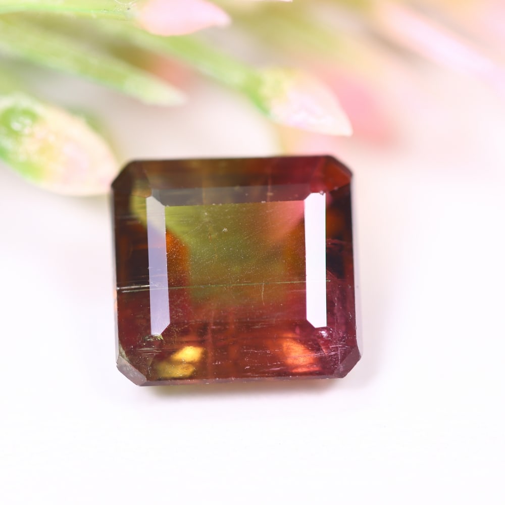 3.90cts Natural Watermelon Tourmaline - Bi-Colour Faceted Cut , 898E: Ksmith Heritage Auctioneers Subject: Natural Tourmaline Origin: Africa Carat Weight: 3.90 cts Dimension: 9.4x8.9x5.6 mm Type: Faceted, Polished
