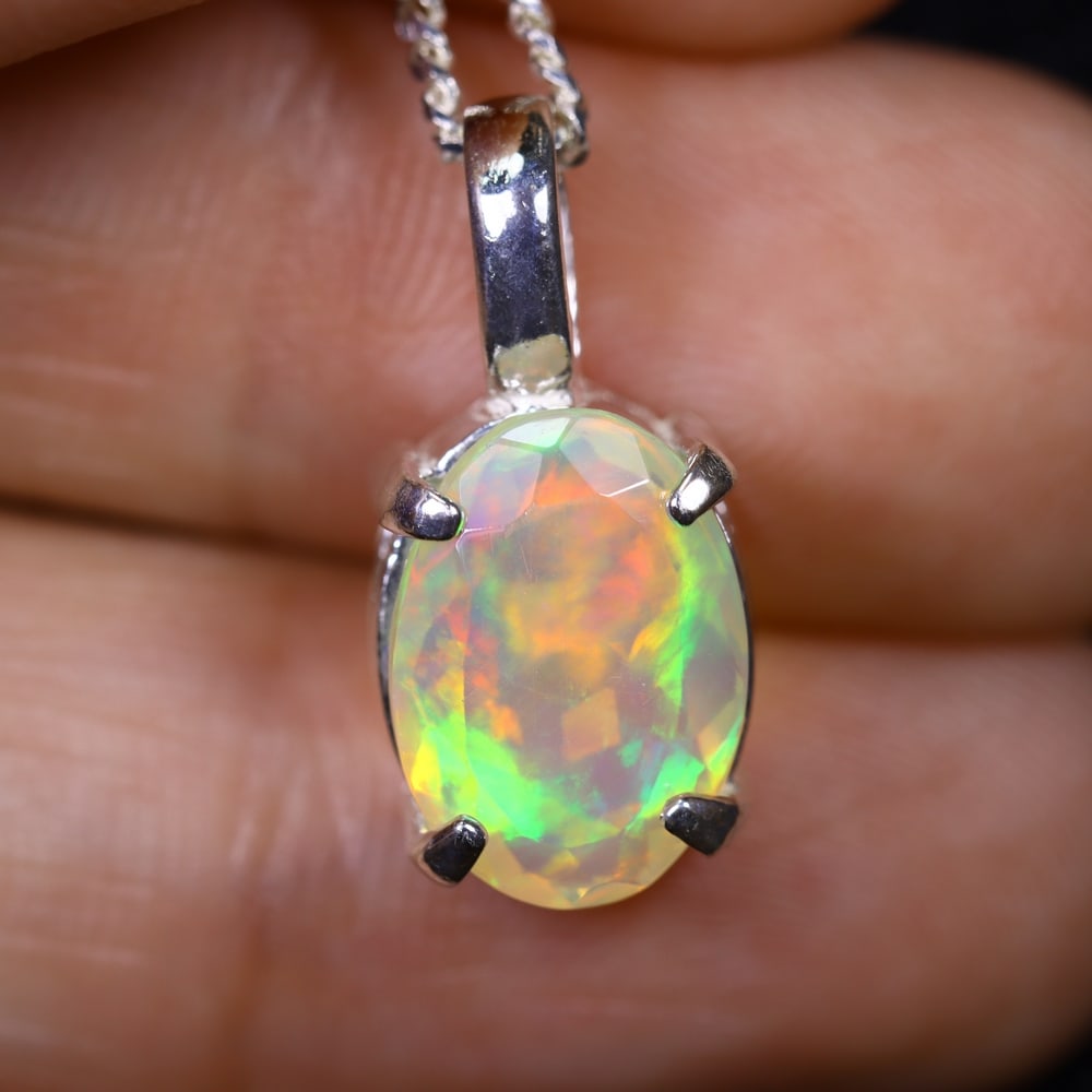 1.68g Natural Opal Stone Sterling Silver 925 Necklace (Pendant with Chain) , 891E: Ksmith Heritage Auctioneers Subject: Natural Ethiopian Opal Necklace Origin: Ethiopia Pendant Dimension : 18x6mm (included clasp) Stone Dimension: 11x8mm Treatment: Natural Untrea