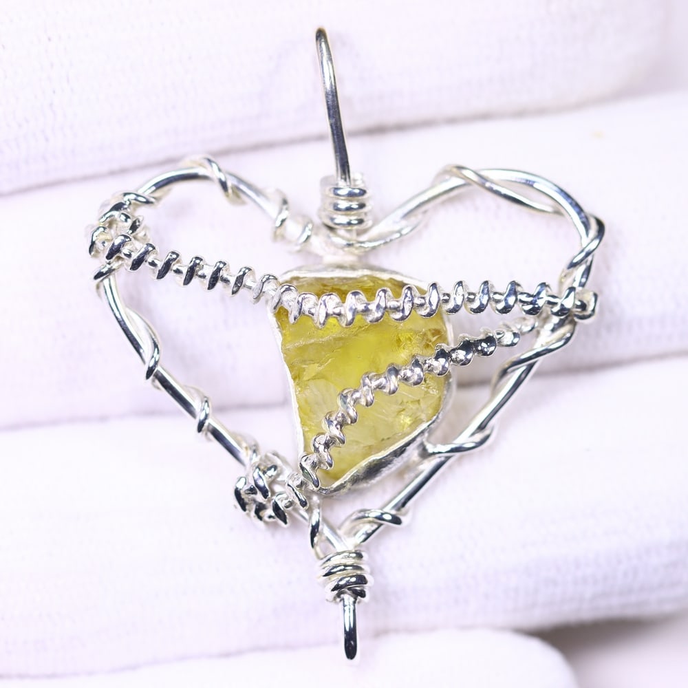 *5.35g Crystal Rock Wire Wrap Pendant - 925 Silver , 884E: Ksmith Heritage Auctioneers Subject: Natural Crystal Rock Pendant Origin: Asia Type: Pendant