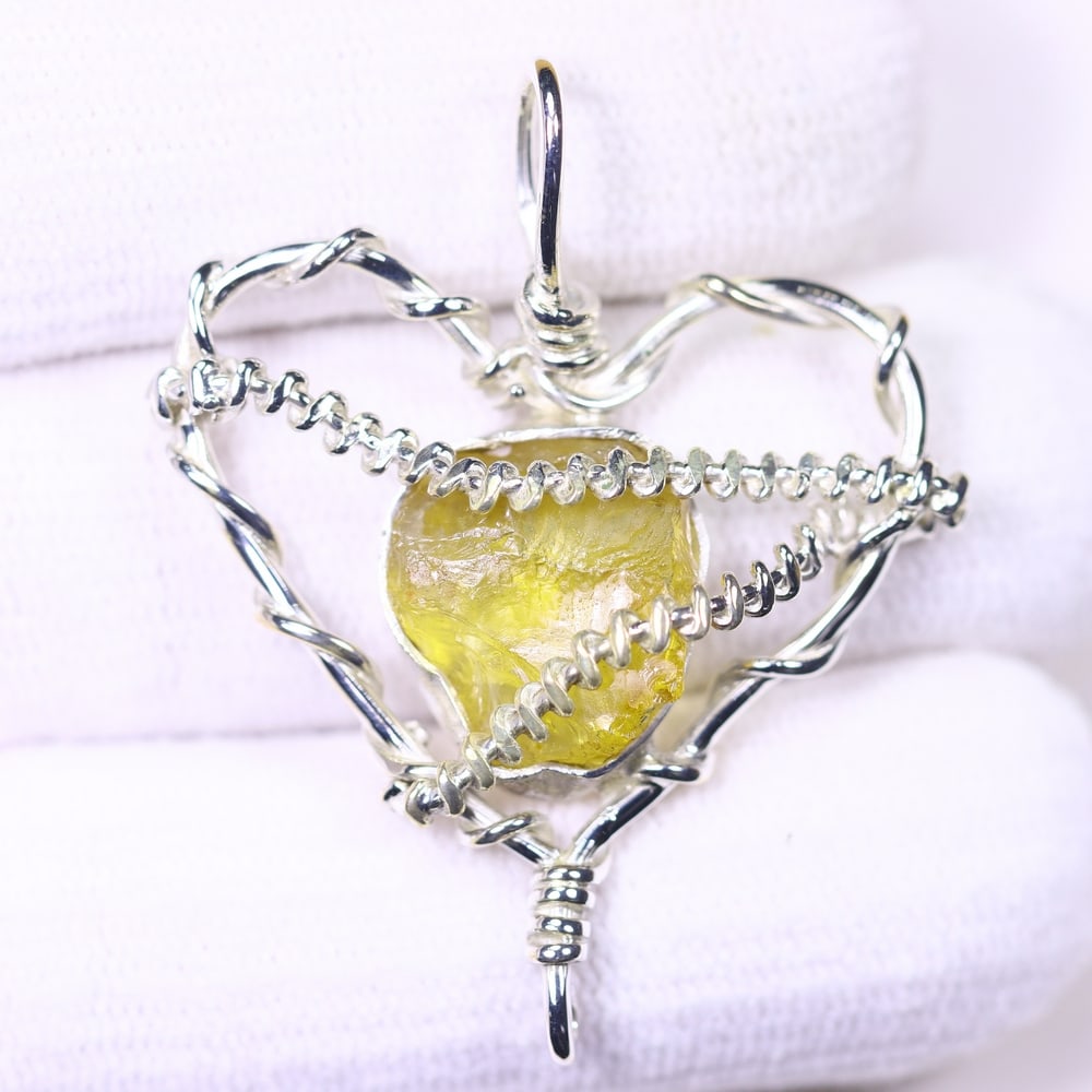 5.32g Crystal Rock Wire Wrap Pendant - 925 Silver , 78E: Ksmith Heritage Auctioneers Subject: Natural Crystal Rock Pendant Origin: Asia Type: Pendant