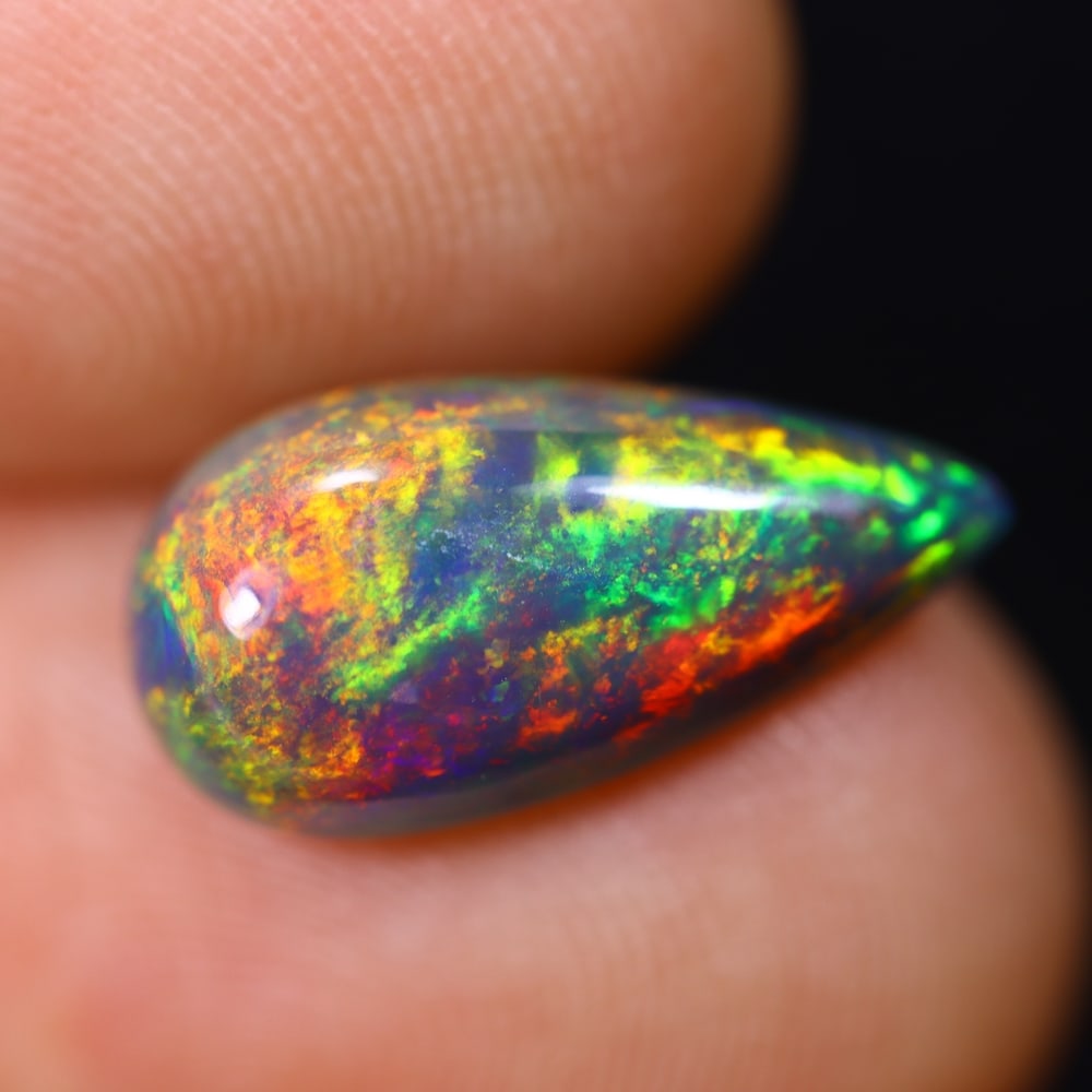 2.49Ct Welo Black Opal Polished - Ethiopian Opal , 69E: Ksmith Heritage Auctioneers Subject: Natural Ethiopian Welo Black Opal Origin: Ethiopia Carat Weight: 2.49Ct Dimension: 14.7x7.5x4.8 mm Treatment: Smoked Type: Cabochon, P