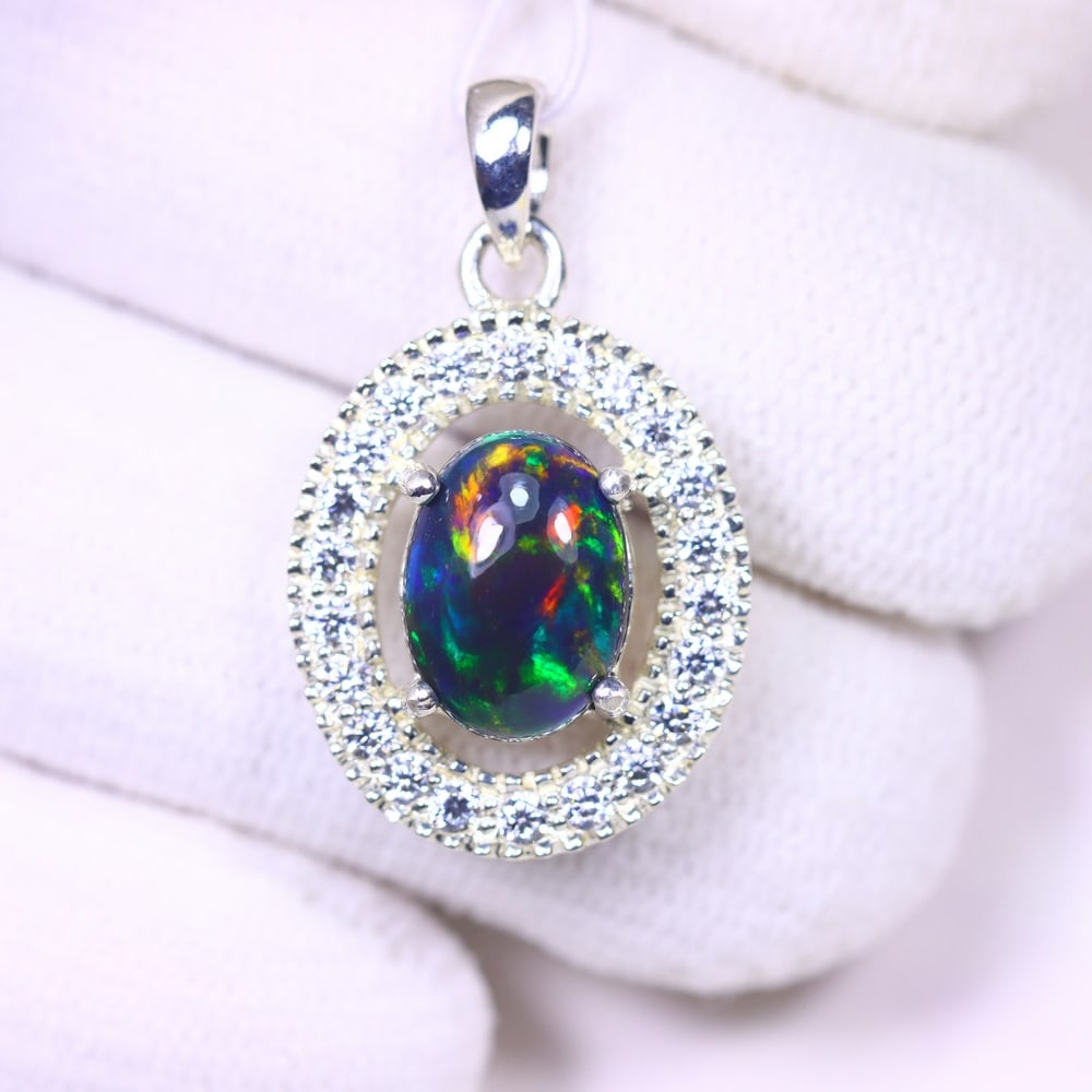 Silver Pendant with Ethiopian Black Opal 3.5grams - 925 Sterling Silver , 755E: Ksmith Heritage Auctioneers Subject: Opal & Simulated Diamond Silver Pendant Carat Weight: 3.5 grams (approx.) Dimension: Opal 10x7mm, Pendant 22x15mm