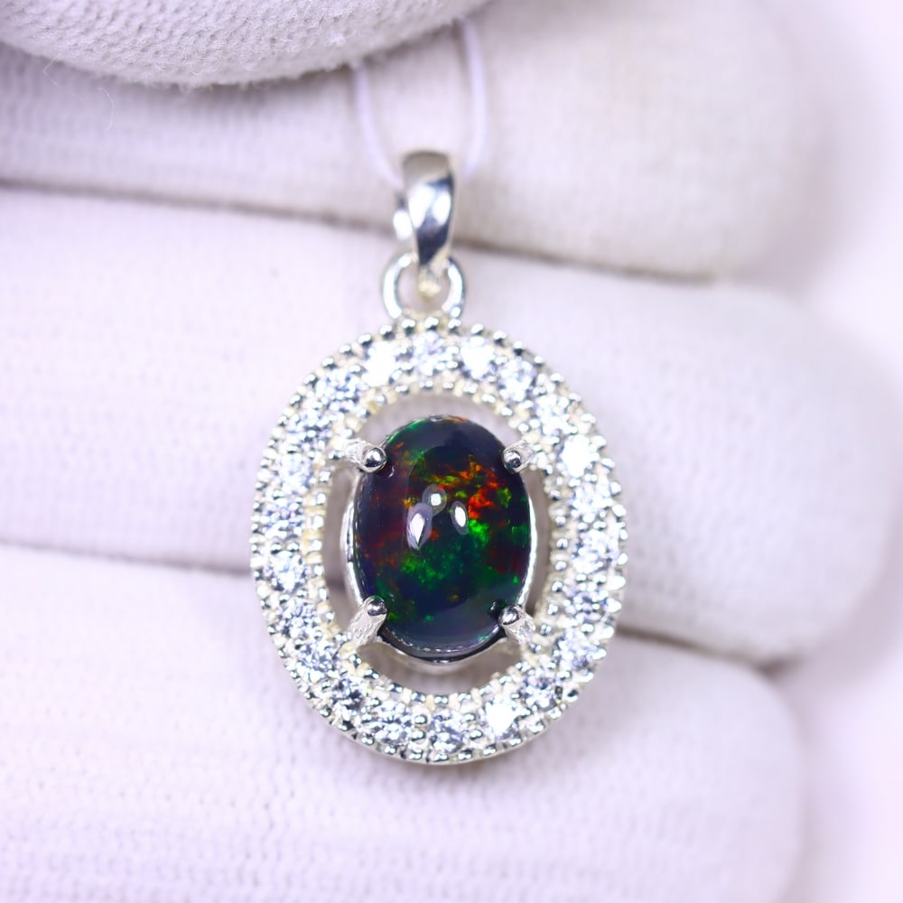 Silver Pendant with Ethiopian Black Opal 3.5grams - 925 Sterling Silver , 856E: Ksmith Heritage Auctioneers Subject: Opal & Simulated Diamond Silver Pendant Carat Weight: 3.5 grams (approx.) Dimension: Opal 10x7mm, Pendant 22x15mm