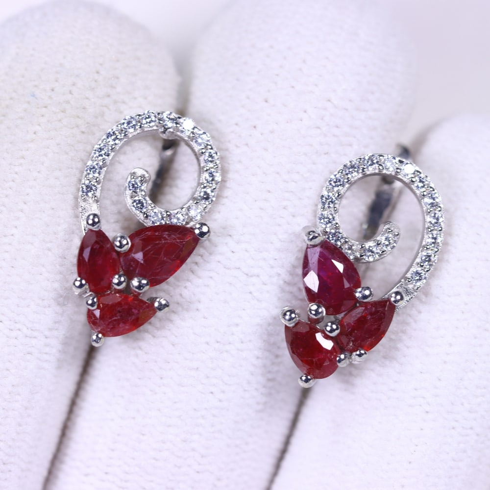 Earrings Ruby & Zircon - 925 Sterling Silver , 894E: Ksmith Heritage Auctioneers Subject: Natural Ruby & Zircon Origin: Thailand Carat Weight: 17.84ct Dimension: Gemstone 4x6mm Type: Earrings