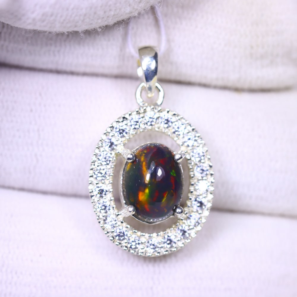 Silver Pendant with Ethiopian Black Opal 3.5grams - 925 Sterling Silver , 85E: Ksmith Heritage Auctioneers Subject: Opal & Simulated Diamond Silver Pendant Carat Weight: 3.5 grams (approx.) Dimension: Opal 10x7mm, Pendant 22x15mm