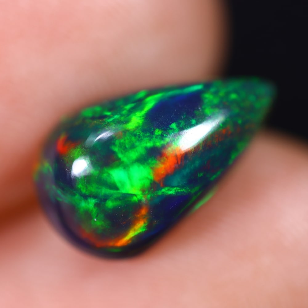 2.35Ct Welo Black Opal Polished - Ethiopian Opal , 865E: Ksmith Heritage Auctioneers Subject: Natural Ethiopian Welo Black Opal Origin: Ethiopia Carat Weight: 2.35Ct Dimension: 13.2x7.9x5 mm Treatment: Smoked Type: Cabochon, Pol