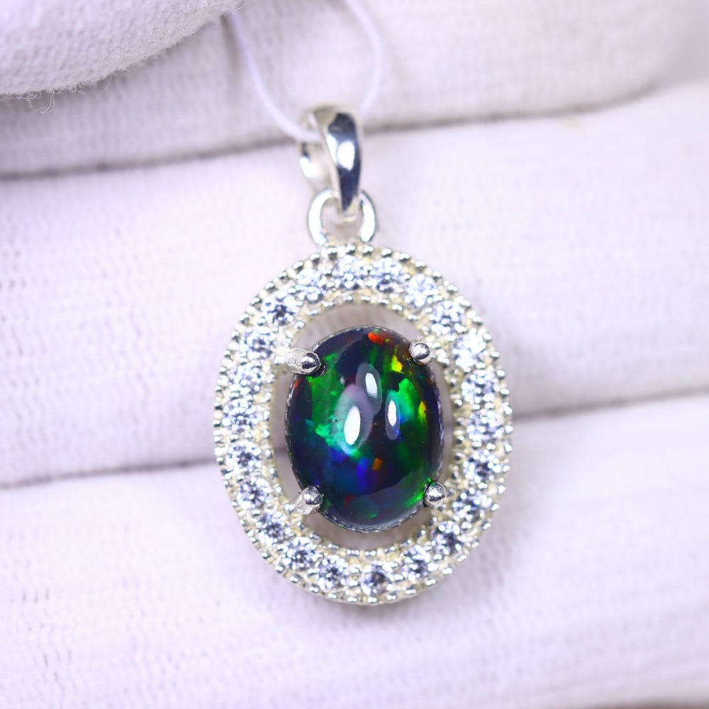 Silver Pendant with Ethiopian Black Opal 3.5grams - 925 Sterling Silver, 949B: Ksmith Heritage Auctioneers Subject: Opal & Simulated Diamond Silver Pendant Carat Weight: 3.5 grams (approx.) Dimension: Opal 10x7mm, Pendant 22x15mm