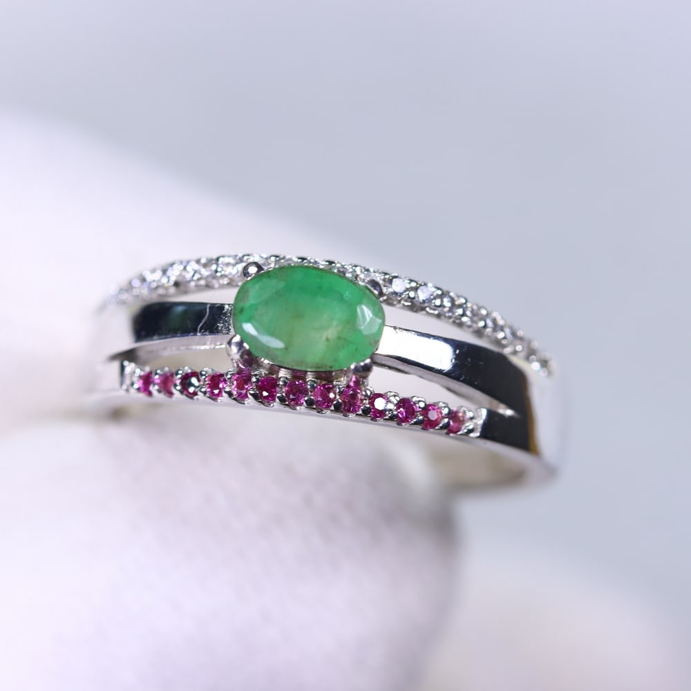 Ring US7 Emerald & Simulated CZ - 925 Sterling Silver - Plated 14K White Gold , 407E: Ksmith Heritage Auctioneers Subject: Natural Emerald & Simulated CZ Origin: Thailand Carat Weight: 2.66g Dimension: Gemstone 4x6mm Type: Ring