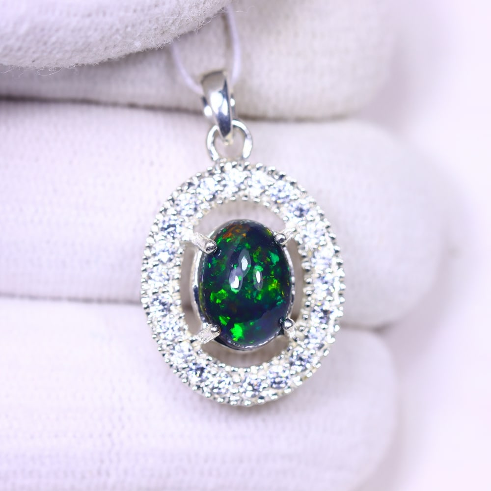 Silver Pendant with Ethiopian Black Opal 3.5grams - 925 Sterling Silver , 591E: Ksmith Heritage Auctioneers Subject: Opal & Simulated Diamond Silver Pendant Carat Weight: 3.5 grams (approx.) Dimension: Opal 10x7mm, Pendant 22x15mm