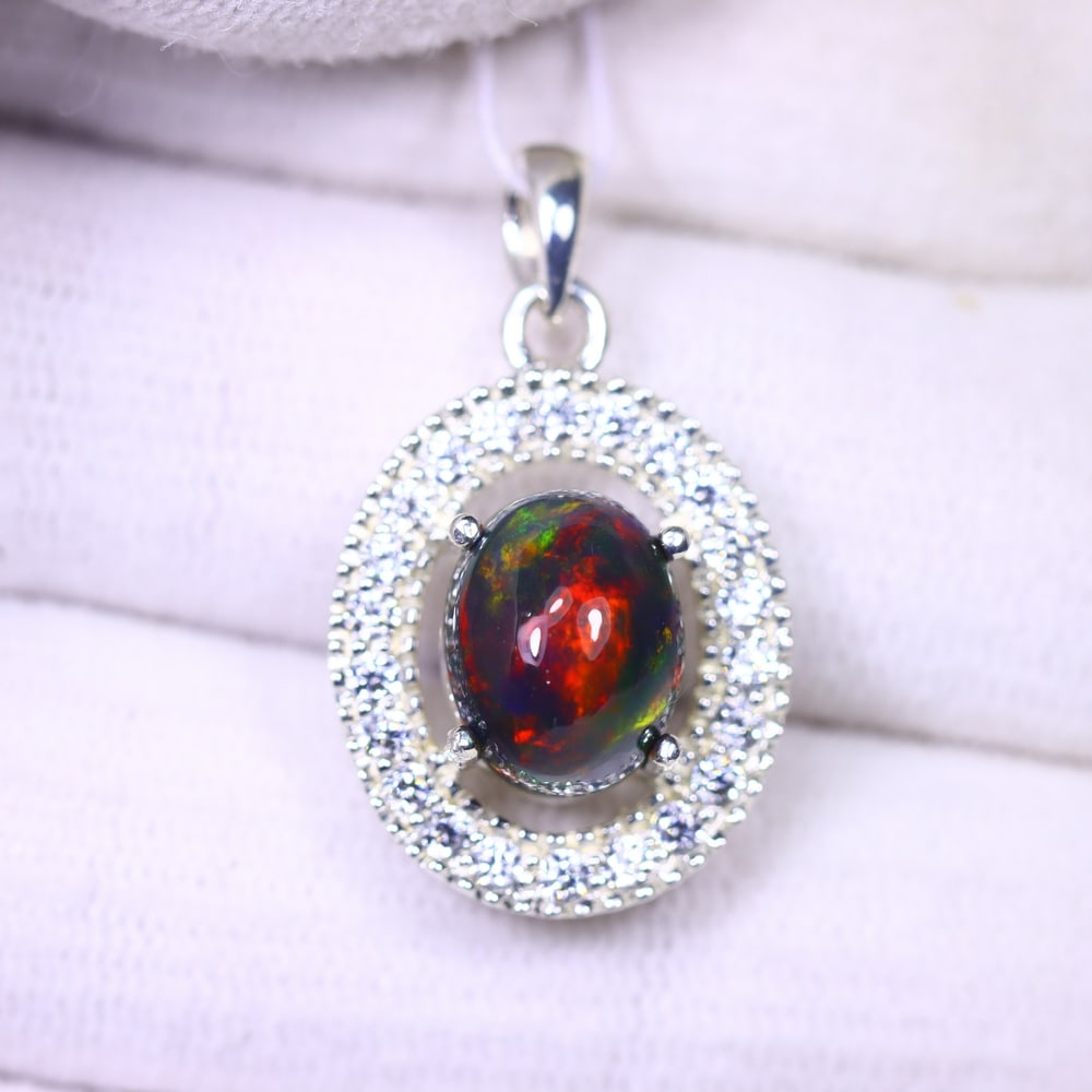 Silver Pendant with Ethiopian Black Opal 3.5grams - 925 Sterling Silver, 954B: Ksmith Heritage Auctioneers Subject: Opal & Simulated Diamond Silver Pendant Carat Weight: 3.5 grams (approx.) Dimension: Opal 10x7mm, Pendant 22x15mm