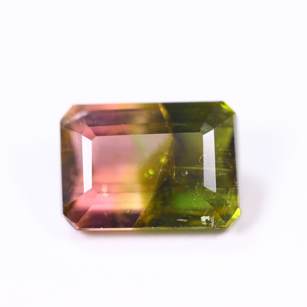 3.83cts Natural Watermelon Tourmaline - Bi-Colour Faceted Cut , 610E: Ksmith Heritage Auctioneers Subject: Natural Tourmaline Origin: Africa Carat Weight: 3,83 cts Dimension: 10.2x7.3x5.3 mm Type: Faceted, Polished