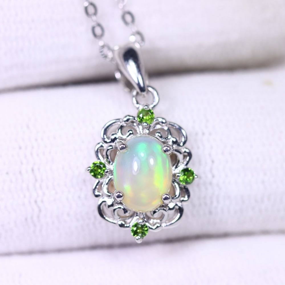 18inches Necklace Fire Opal & Chrome Diopside - 925 Sterling Silver , 724E: Ksmith Heritage Auctioneers Subject: Natural Fire Opal & Chrome Diopside Origin: Thailand Carat Weight: 2.68g Dimension: Gemstone 6x8mm Type: Necklace