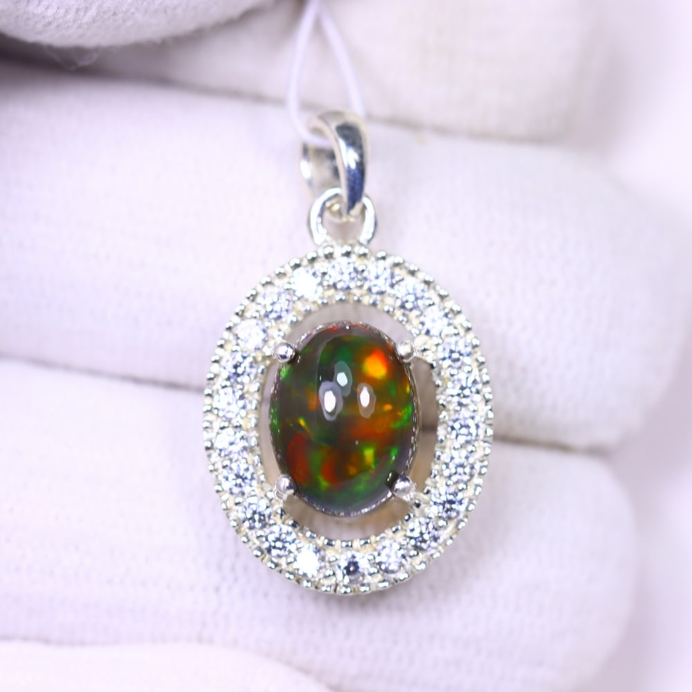 Silver Pendant with Ethiopian Black Opal 3.5grams - 925 Sterling Silver , 678E: Ksmith Heritage Auctioneers Subject: Opal & Simulated Diamond Silver Pendant Carat Weight: 3.5 grams (approx.) Dimension: Opal 10x7mm, Pendant 22x15mm