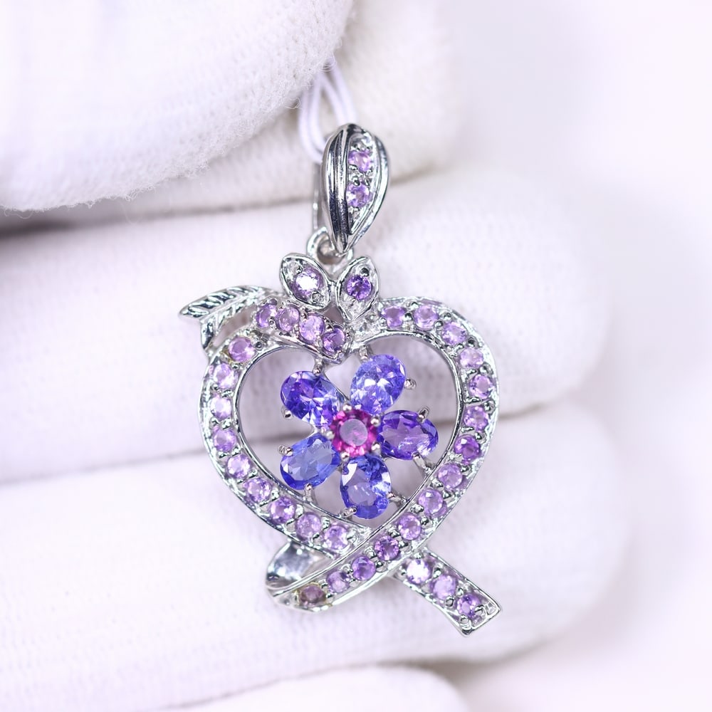 Pendant Tanzanite & Rhodolite Garnet - 925 Sterling Silver , 654E: Ksmith Heritage Auctioneers Subject: Natural Tanzanite & Rhodolite Garnet Origin: Thailand Carat Weight: 3.31g Dimension: Gemstone 3x4mm Type: Pendant