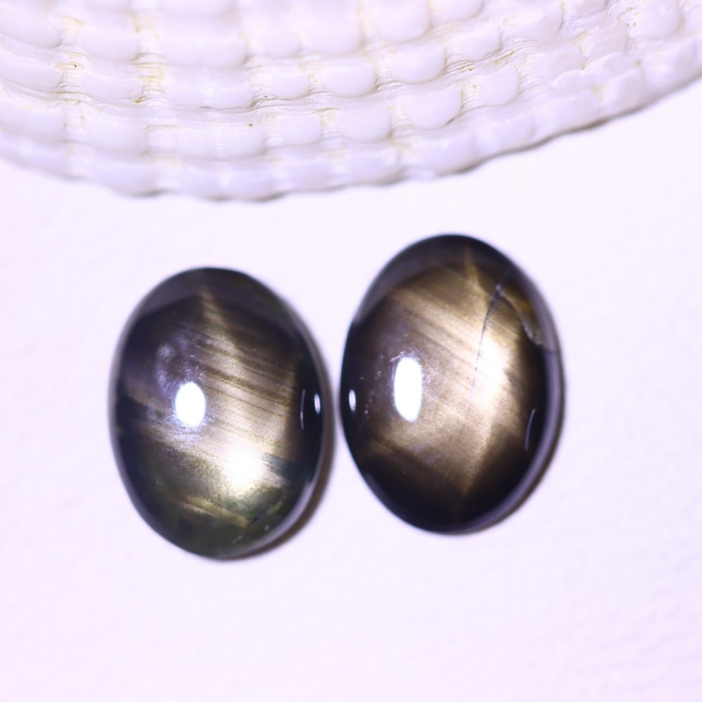 2.28cts 6 Rays Black Star Sapphire Pair , 318E: Ksmith Heritage Auctioneers Subject: Natural 6 Rays Star Sapphire Origin: Myanmar Carat Weight: 2.28cts Dimension: 7.4x5.5x2.5 mm Treatment: Diffusion Type: Cabochon, Poli