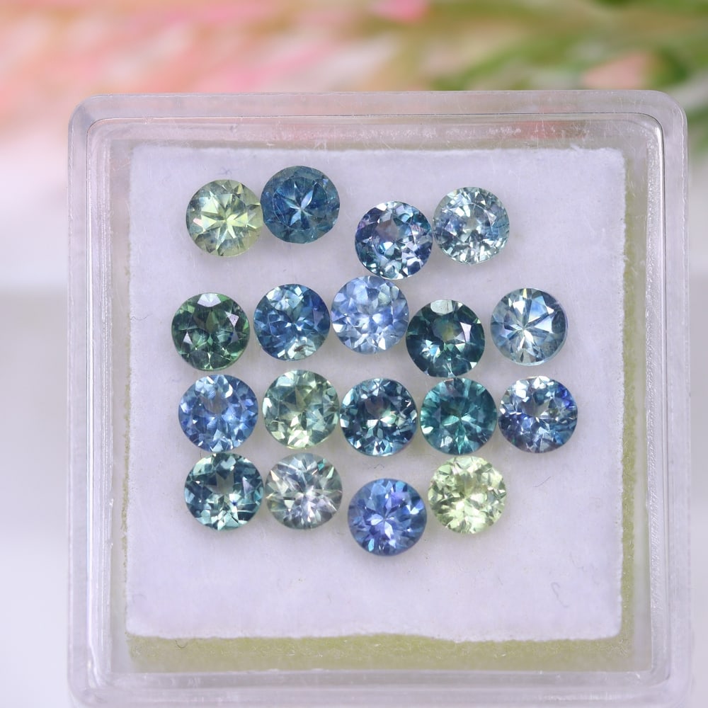 *3.72Ct 18pcs Australian Blue Sapphire Calibrated 3.5mm Set - Polished Faceted , 574E: Ksmith Heritage Auctioneers Subject: Natural Sapphire (Without box) Origin: Australia Treatment: Heated Shape: Round Type: Faceted, Diamond Cut