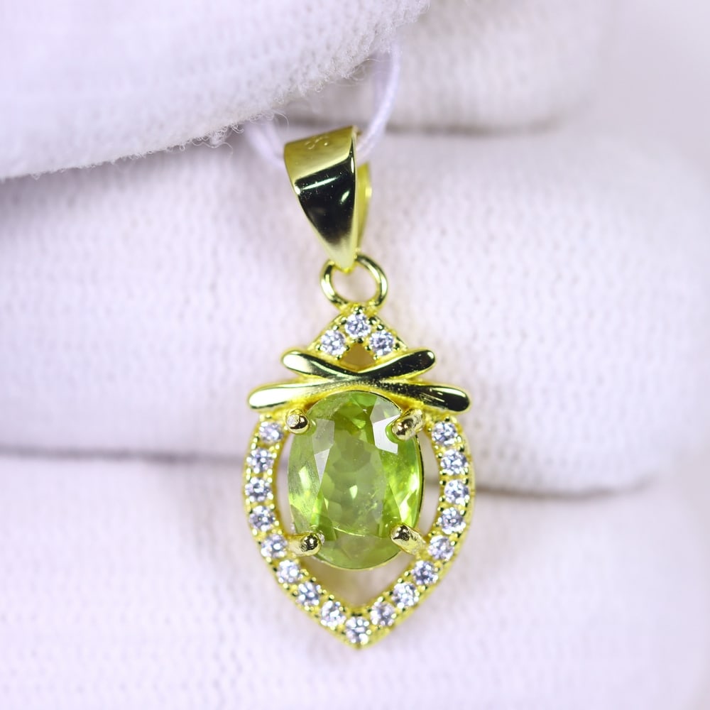 Pendant Green Sphene & Zircon - 925 Sterling Silver , 466E: Ksmith Heritage Auctioneers Subject: Natural Green Sphene & Zircon Origin: Thailand Carat Weight: 9.20ct Dimension: Gemstone 6x8mm Type: Pendant