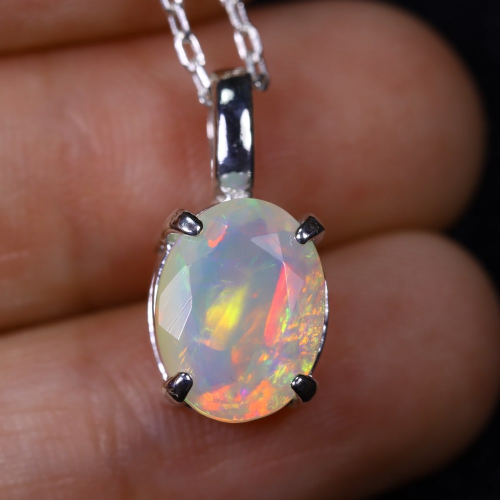 1.70g Natural Opal Stone Sterling Silver 925 Necklace (Pendant with Chain) , 612E: Ksmith Heritage Auctioneers Subject: Natural Ethiopian Opal Necklace Origin: Ethiopia Pendant Dimension : 18x6mm (included clasp) Stone Dimension: 11x8mm Treatment: Natural Untrea