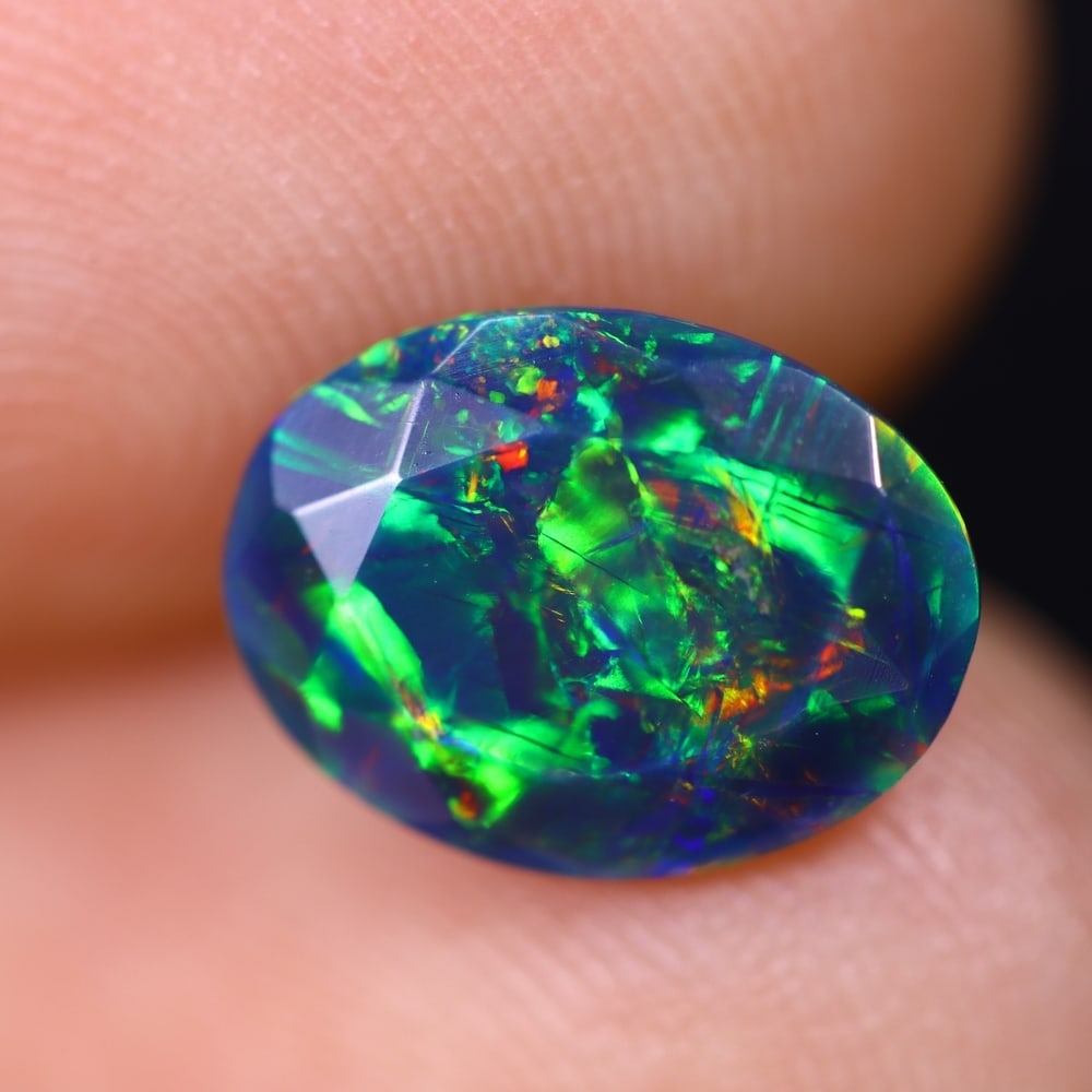 1.27Ct Welo Black Faceted Opal Polished - Ethiopian Opal , 444E: Ksmith Heritage Auctioneers Subject: Natural Ethiopian Welo Black Opal Origin: Ethiopia Carat Weight: 1.27Ct Dimension: 10.1x7.6x3.7 mm Treatment: Smoked Type: Faceted, Po