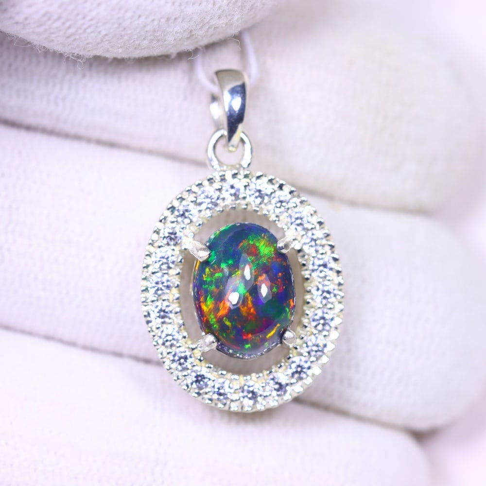 Silver Pendant with Ethiopian Black Opal 3.5grams - 925 Sterling Silver , 571E: Ksmith Heritage Auctioneers Subject: Opal & Simulated Diamond Silver Pendant Carat Weight: 3.5 grams (approx.) Dimension: Opal 10x7mm, Pendant 22x15mm