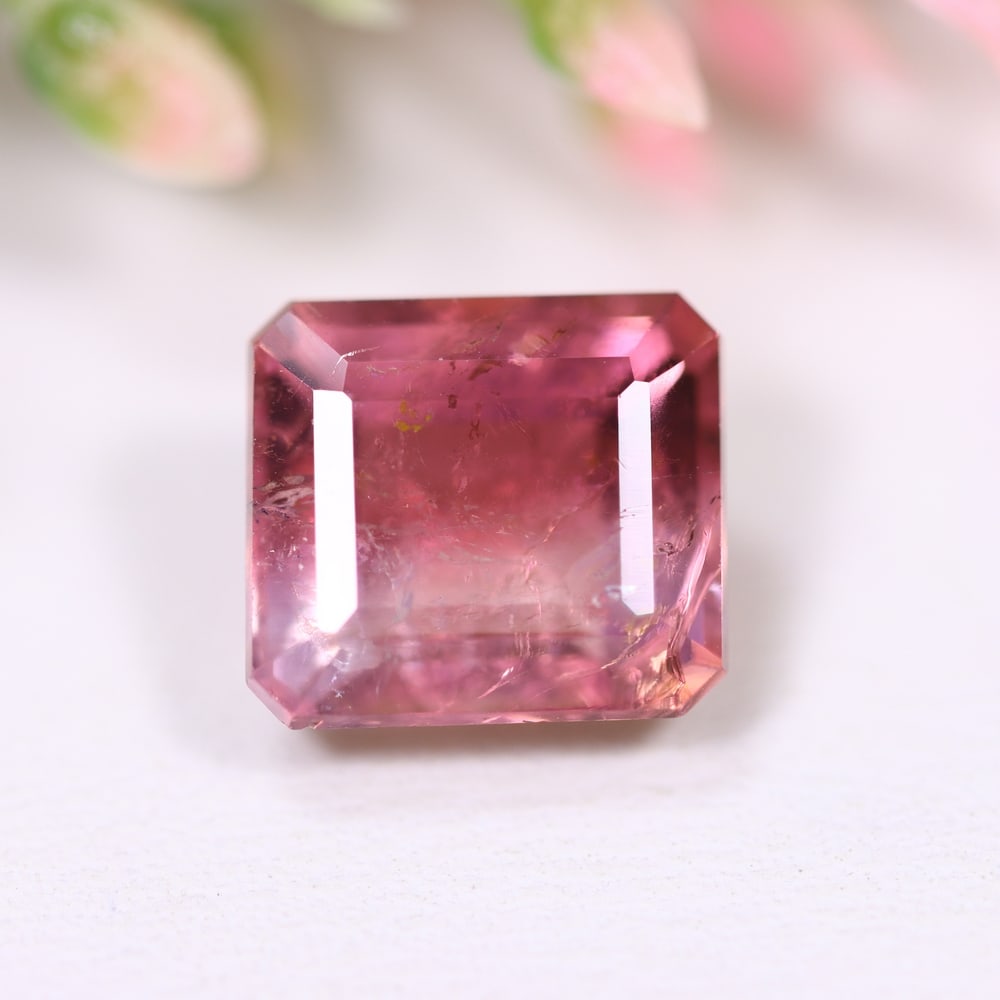 4.00cts Natural Watermelon Tourmaline - Bi-Colour Faceted Cut , 653E: Ksmith Heritage Auctioneers Subject: Natural Tourmaline Origin: Africa Carat Weight: 4.00 cts Dimension: 9.6x8.6x5.7 mm Type: Faceted, Polished