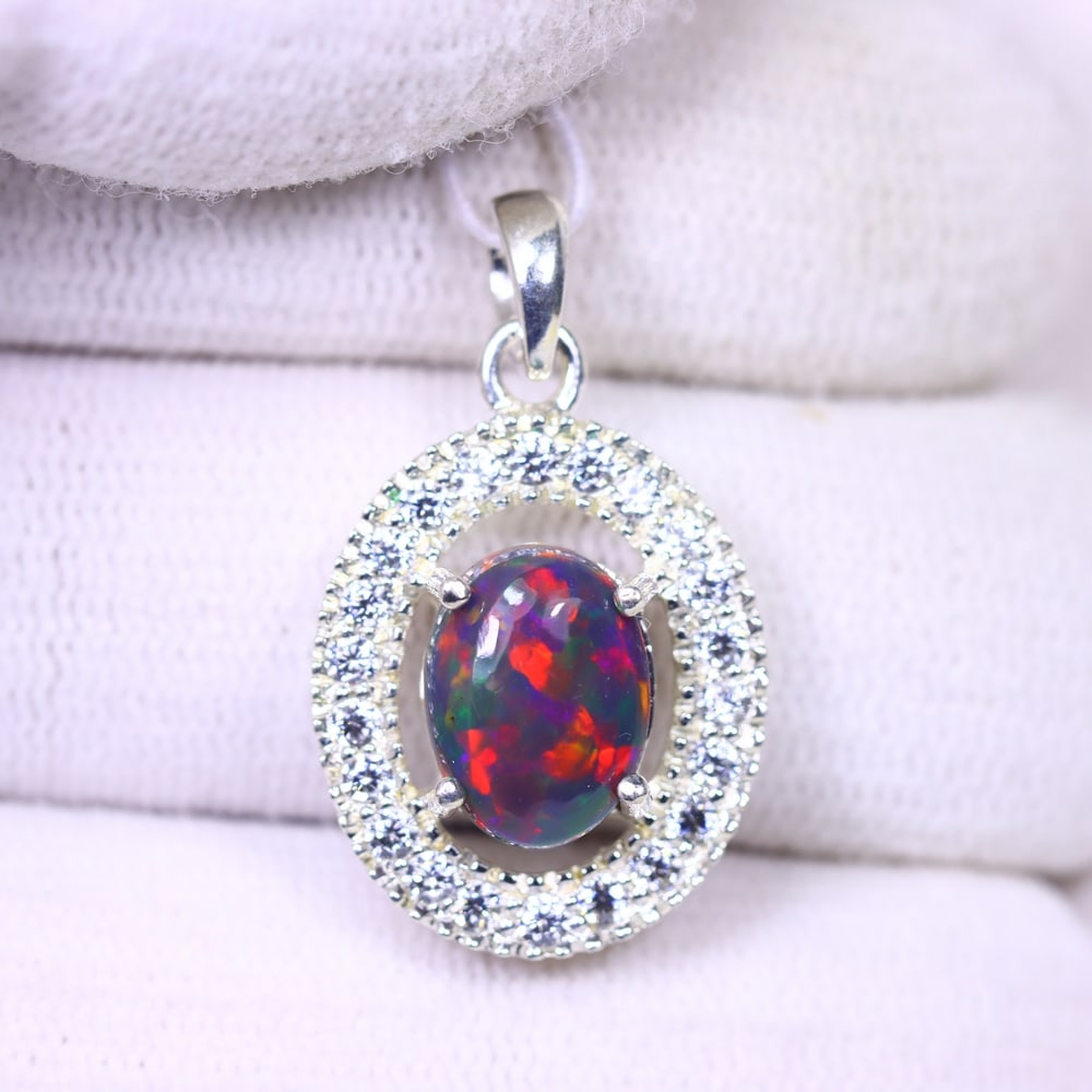 Silver Pendant with Ethiopian Black Opal 3.5grams - 925 Sterling Silver , 344E: Ksmith Heritage Auctioneers Subject: Opal & Simulated Diamond Silver Pendant Carat Weight: 3.5 grams (approx.) Dimension: Opal 10x7mm, Pendant 22x15mm