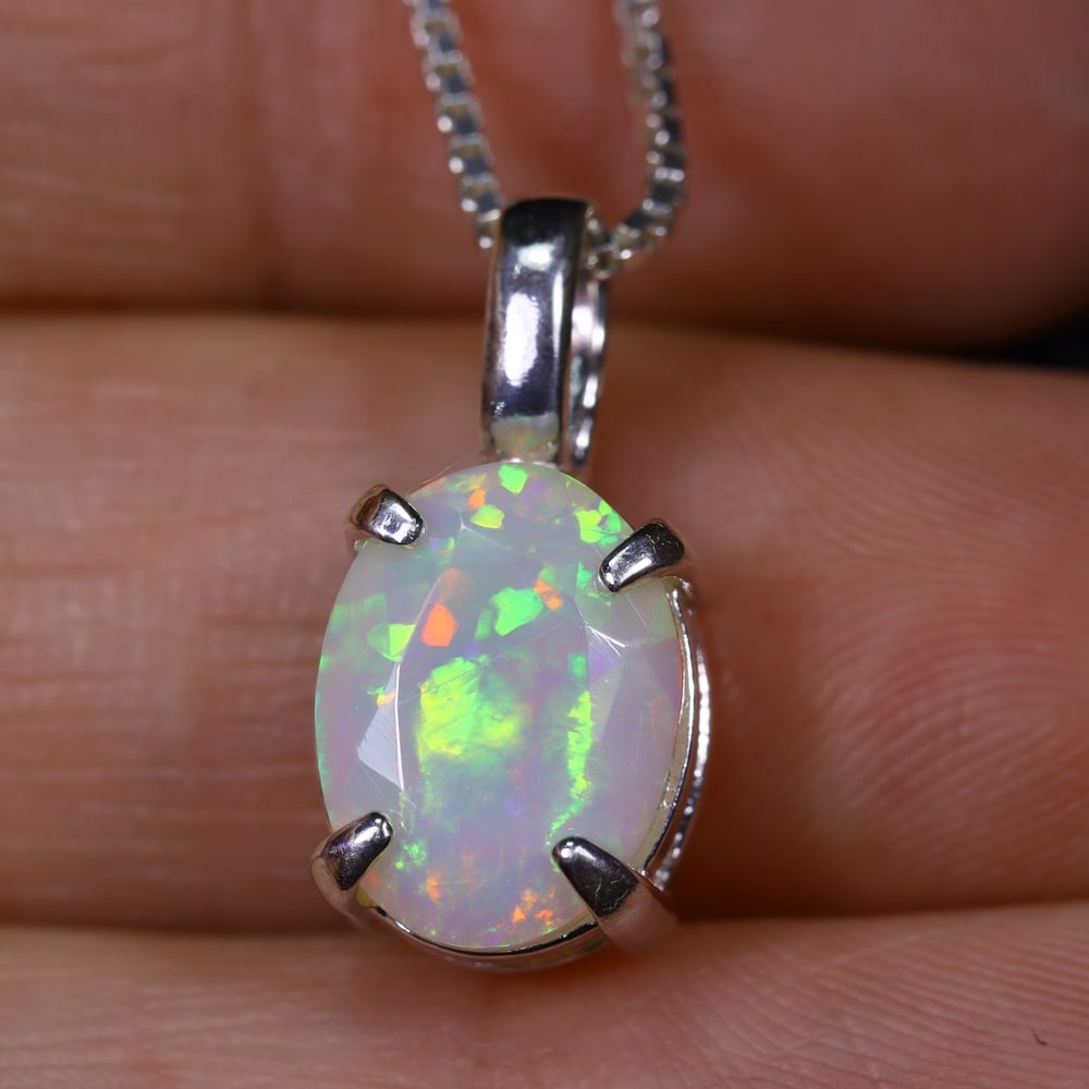 1.62g Natural Opal Stone Sterling Silver 925 Necklace (Pendant with Chain) , 594E: Ksmith Heritage Auctioneers Subject: Natural Ethiopian Opal Necklace Origin: Ethiopia Pendant Dimension : 18x6mm (included clasp) Stone Dimension: 11x8mm Treatment: Natural Untrea