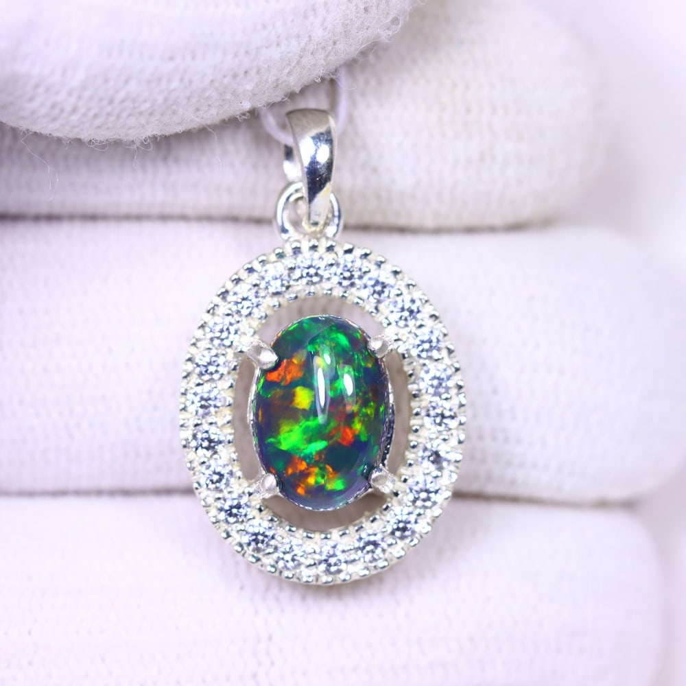 Silver Pendant with Ethiopian Black Opal 3.5grams - 925 Sterling Silver , 412E: Ksmith Heritage Auctioneers Subject: Opal & Simulated Diamond Silver Pendant Carat Weight: 3.5 grams (approx.) Dimension: Opal 10x7mm, Pendant 22x15mm