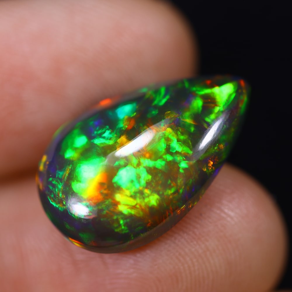 *6.26Ct Welo Black Opal Polished - Ethiopian Opal , 389E: Ksmith Heritage Auctioneers Subject: Natural Ethiopian Welo Black Opal Origin: Ethiopia Carat Weight: 6.26Ct Dimension: 19.2x12.2x5.4 mm Treatment: Smoked Type: Cabochon,