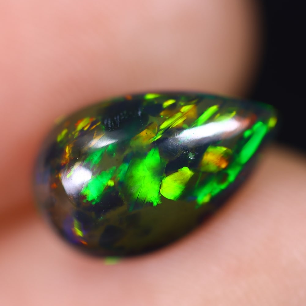 2.53Ct Welo Black Opal Polished - Ethiopian Opal , 725E: Ksmith Heritage Auctioneers Subject: Natural Ethiopian Welo Black Opal Origin: Ethiopia Carat Weight: 2.53Ct Dimension: 12.7x7.9x5.6 mm Treatment: Smoked Type: Cabochon, P