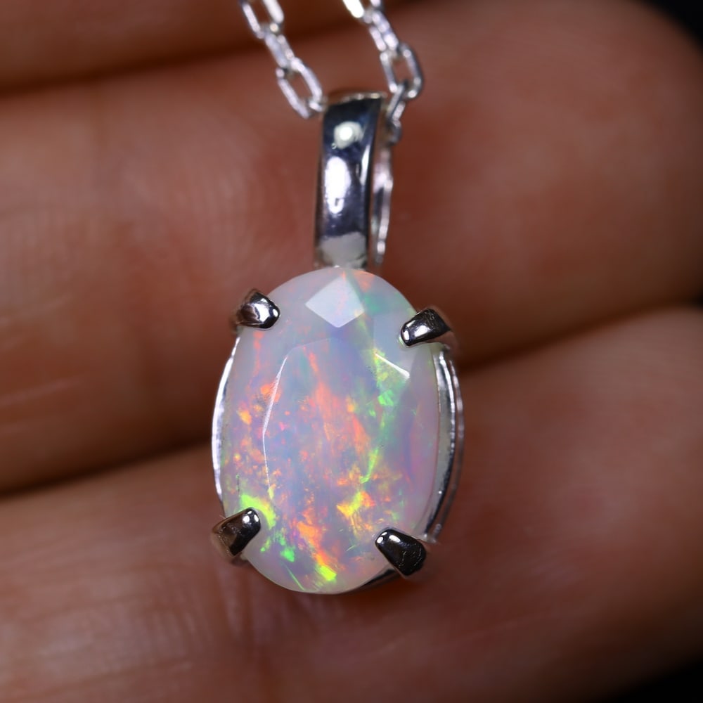 1.65g Natural Opal Stone Sterling Silver 925 Necklace (Pendant with Chain) , 714E: Ksmith Heritage Auctioneers Subject: Natural Ethiopian Opal Necklace Origin: Ethiopia Pendant Dimension : 18x6mm (included clasp) Stone Dimension: 11x8mm Treatment: Natural Untrea