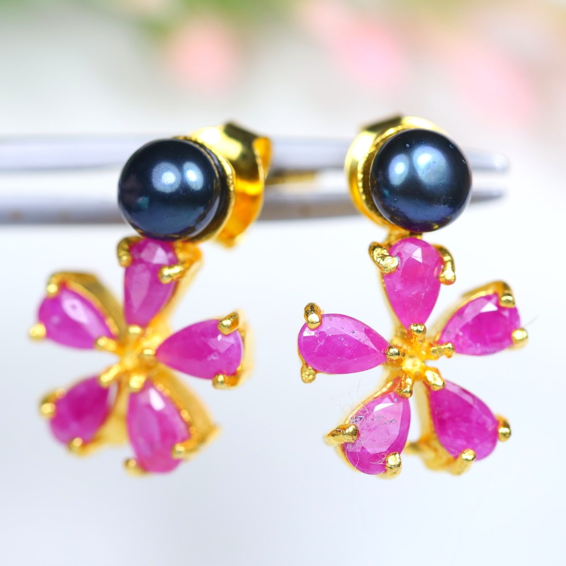 22.18Cts Natural 925 Sterling Silver 5 MM. Gray Pearl & Red Ruby Earrings 18K Gold Plated, 267B: Ksmith Jewels Global Welcome to our auction house, today auction brought to you by Ksmith Jewels Global based in Penang, Malaysia specialize in all kinds of opal and color gemstone both in manufacturi