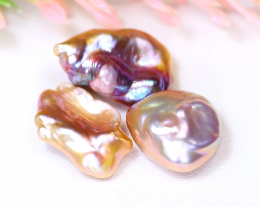 22.40Ct Natural Freshwater Rainbow Freeform Pearl, 838A: Ksmith Jewels Global Welcome to our auction house, today auction brought to you by Ksmith Jewels Global based in Penang, Malaysia specialize in all kinds of opal and color gemstone both in manufacturi