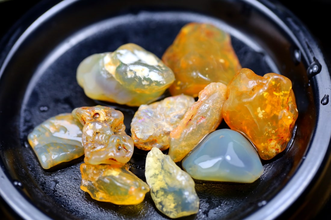 Rare Opal Fossil Lightning Ridge Fossilized Opal 113.18cts 24x15x12MM, 838B: Ksmith Jewels Global Welcome to our auction house, today auction brought to you by Ksmith Jewels Global based in Penang, Malaysia specialize in all kinds of opal and color gemstone both in manufacturi