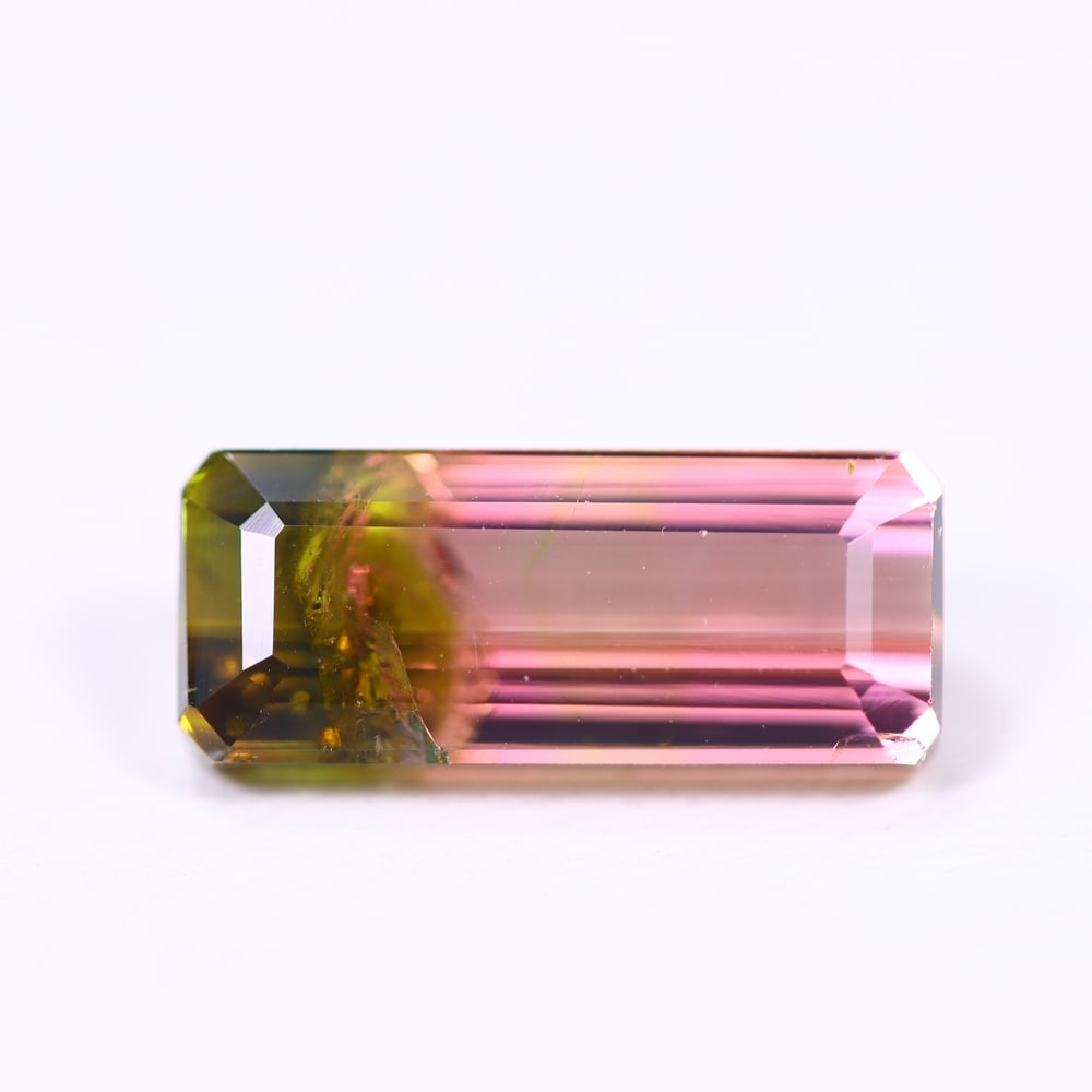 4.68cts Natural Watermelon Tourmaline - Bi-Colour Faceted Cut , 620E: Ksmith Heritage Auctioneers Subject: Natural Tourmaline Origin: Africa Carat Weight: 4.68 cts Dimension: 13.8x5.6x5.1 mm Type: Faceted, Polished
