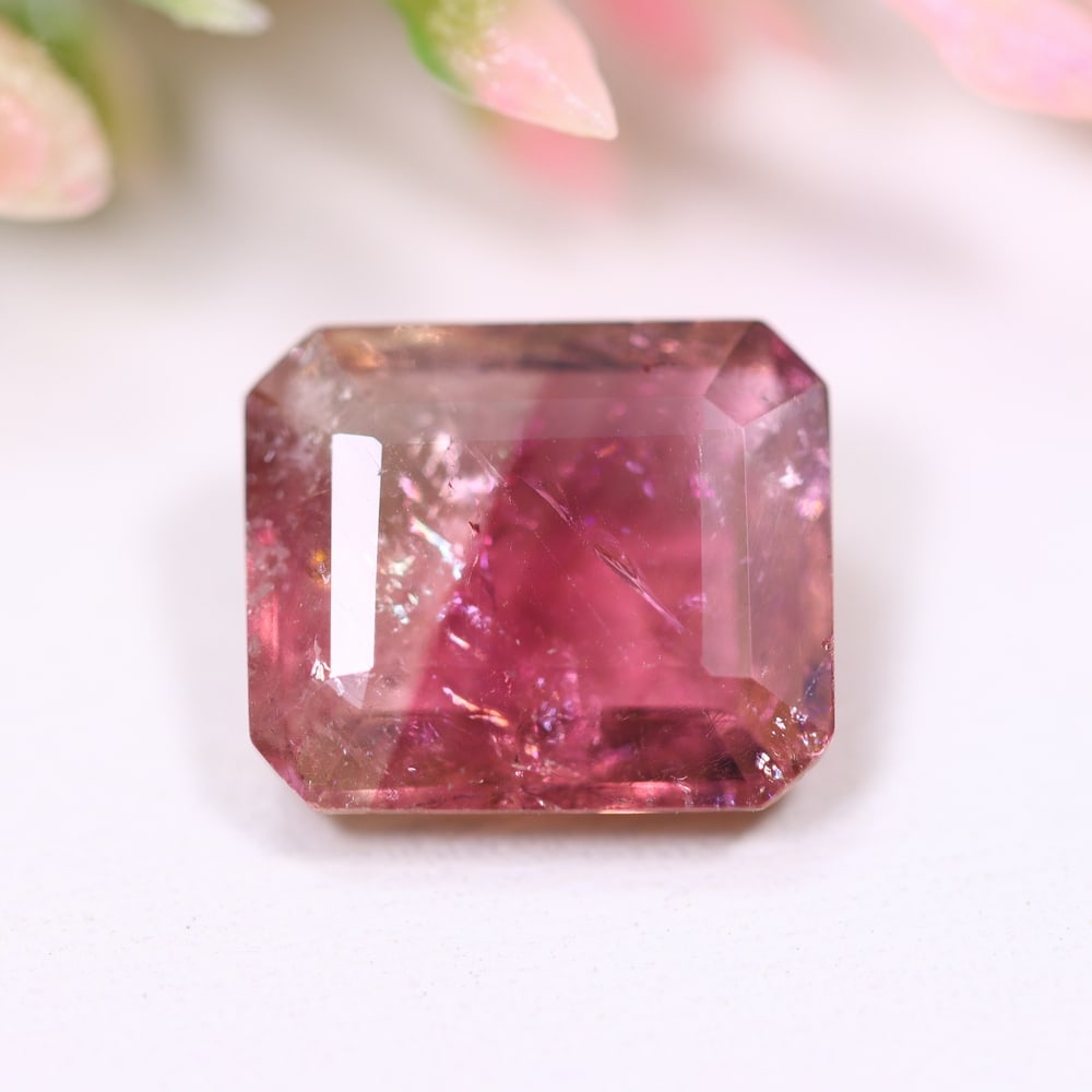 3.48cts Natural Watermelon Tourmaline - Bi-Colour Faceted Cut , 785E: Ksmith Heritage Auctioneers Subject: Natural Tourmaline Origin: Africa Carat Weight: 3.48 cts Dimension: 10.4x8.9x4.1 mm Type: Faceted, Polished