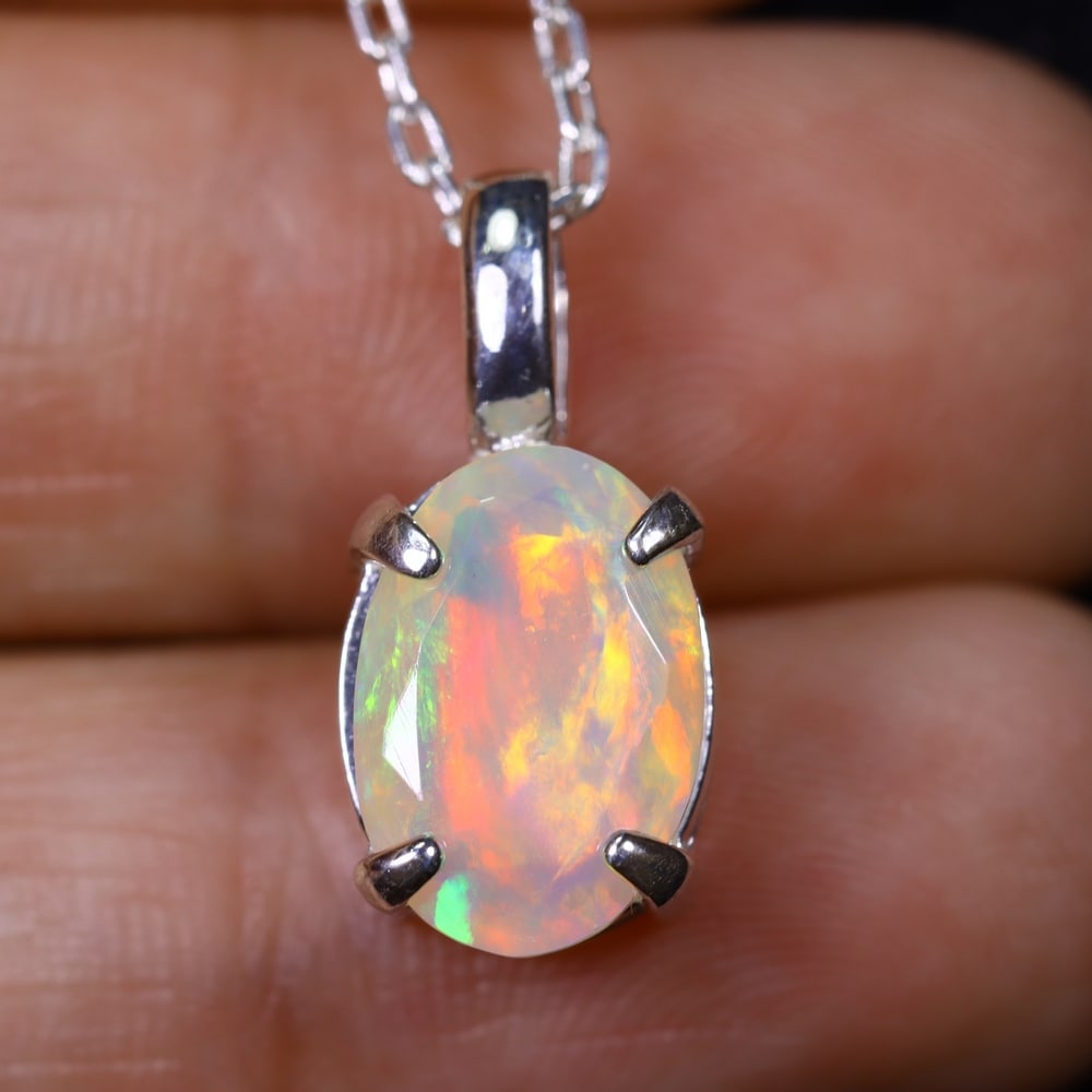1.63g Natural Opal Stone Sterling Silver 925 Necklace (Pendant with Chain) , 662E: Ksmith Heritage Auctioneers Subject: Natural Ethiopian Opal Necklace Origin: Ethiopia Pendant Dimension : 18x6mm (included clasp) Stone Dimension: 11x8mm Treatment: Natural Untrea