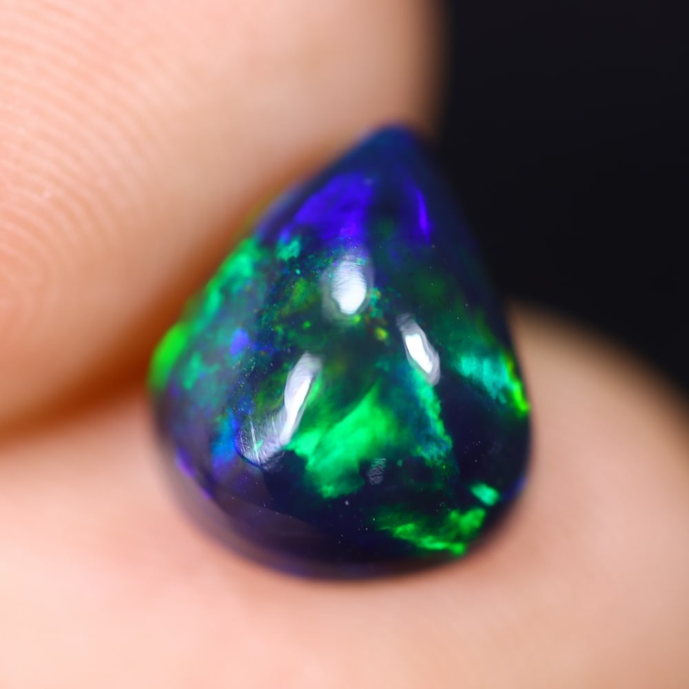 2.11Ct Welo Black Opal Polished - Ethiopian Opal , 872E: Ksmith Heritage Auctioneers Subject: Natural Ethiopian Welo Black Opal Origin: Ethiopia Carat Weight: 2.11Ct Dimension: 10.6x8.8x5.3 mm Treatment: Smoked Type: Cabochon, P