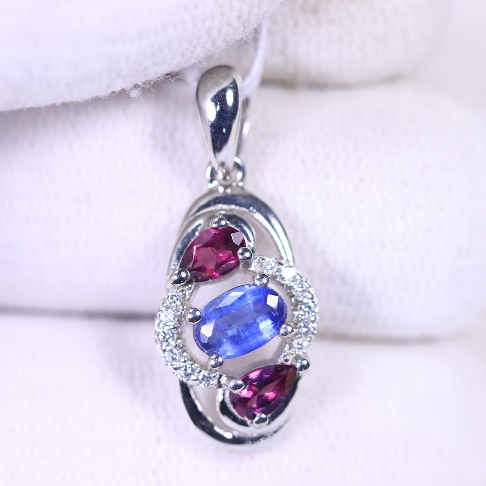 Pendant Kyanite Rhodolite & Zircon - 925 Sterling Silver , 770E: Ksmith Heritage Auctioneers Subject: Natural Kyanite, Rhodolite & Zircon Origin: Thailand Carat Weight: 10.74 Dimension: Gemstone 4x6mm Type: Pendant