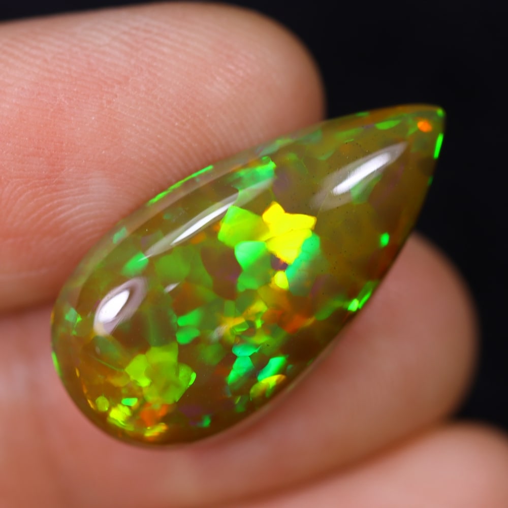 *8.73Ct Welo Opal Polished - Ethiopian Opal, 861B: Ksmith Heritage Auctioneers Subject: Natural Ethiopian Welo Opal Origin: Ethiopia Carat Weight: 8.73Ct Dimension: 24.3x12.8x6.2 mm Treatment: Natural Untreated Type: Cabochon,