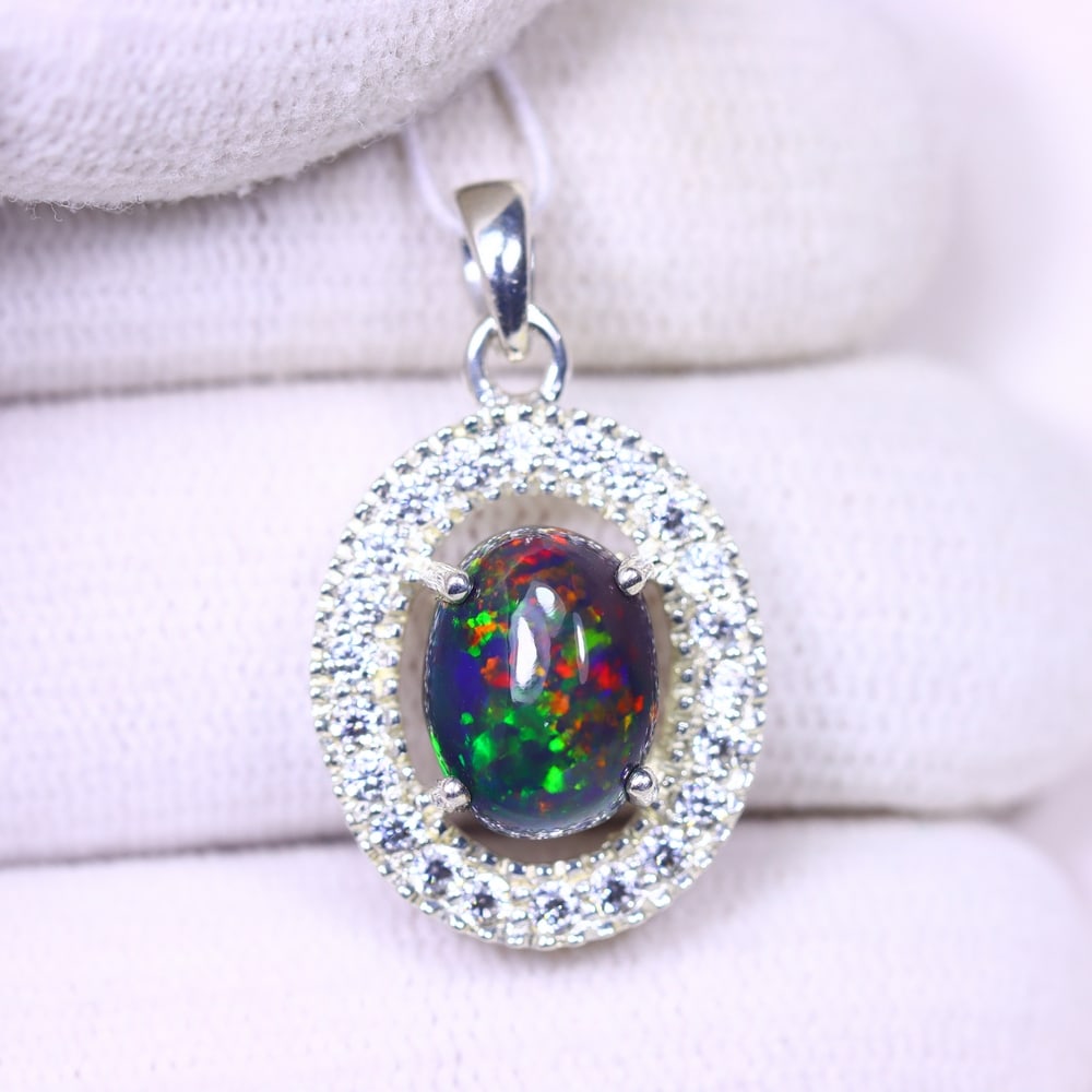 Silver Pendant with Ethiopian Black Opal 3.5grams - 925 Sterling Silver, 3B: Ksmith Heritage Auctioneers Subject: Opal & Simulated Diamond Silver Pendant Carat Weight: 3.5 grams (approx.) Dimension: Opal 10x7mm, Pendant 22x15mm