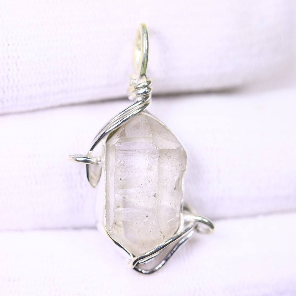 4.55g Crystal Rock Wire Wrap Pendant - 925 Silver , 509E: Ksmith Heritage Auctioneers Subject: Natural Crystal Rock Pendant Origin: Asia Type: Pendant