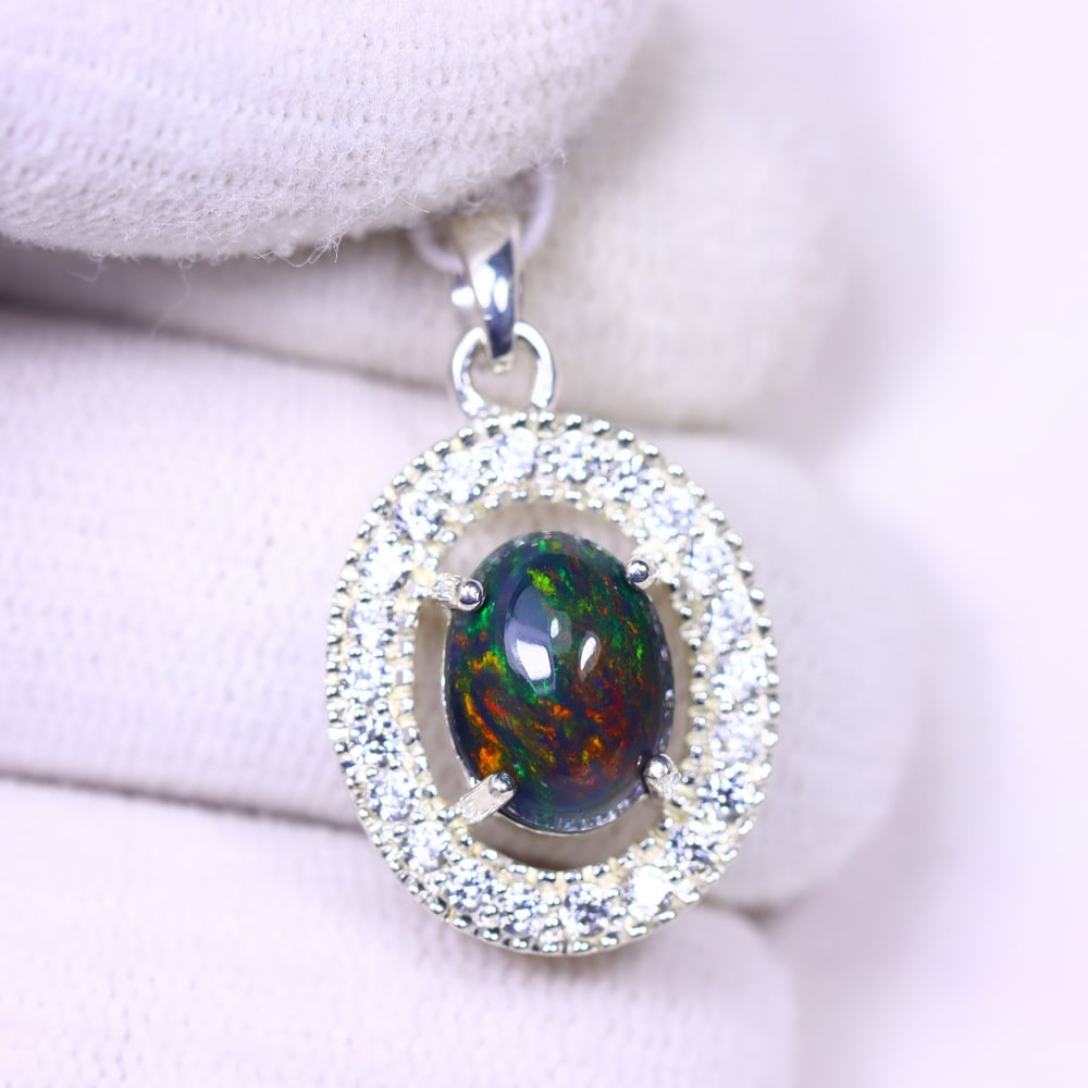 Silver Pendant with Ethiopian Black Opal 3.5grams - 925 Sterling Silver, 408B: Ksmith Heritage Auctioneers Subject: Opal & Simulated Diamond Silver Pendant Carat Weight: 3.5 grams (approx.) Dimension: Opal 10x7mm, Pendant 22x15mm