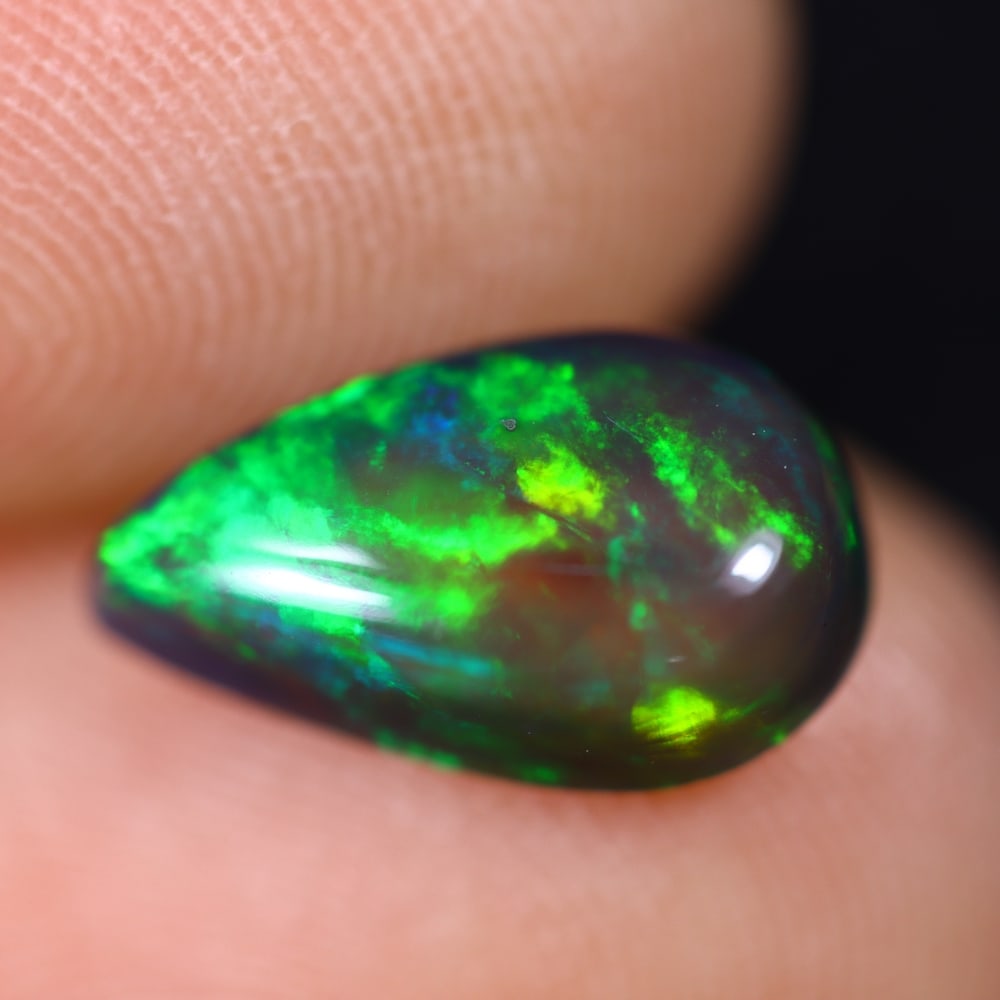 *1.82Ct Welo Black Opal Polished - Ethiopian Opal , 940E: Ksmith Heritage Auctioneers Subject: Natural Ethiopian Welo Black Opal Origin: Ethiopia Carat Weight: 1.82Ct Dimension: 12x7x4.2 mm Treatment: Smoked Type: Cabochon, Polis