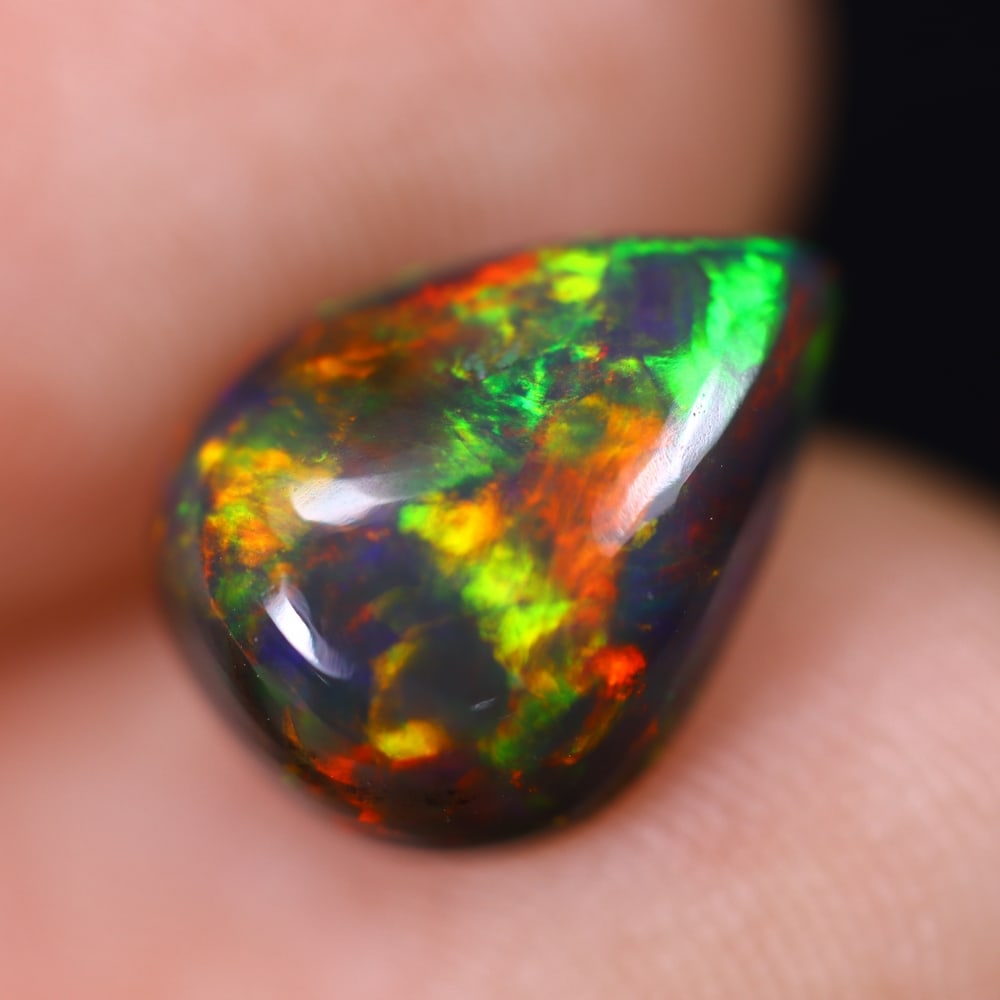 2.20Ct Welo Black Opal Polished - Ethiopian Opal , 512E: Ksmith Heritage Auctioneers Subject: Natural Ethiopian Welo Black Opal Origin: Ethiopia Carat Weight: 2.20Ct Dimension: 11.5x8.7x4.6 mm Treatment: Smoked Type: Cabochon, P