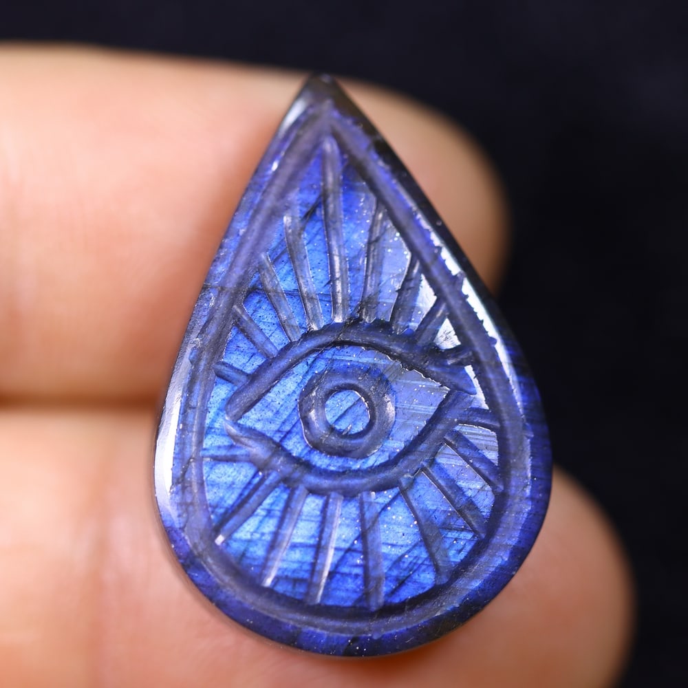 20.52cts Labradorite Evil Eye - Carving , 351E: Ksmith Heritage Auctioneers Subject: Natural Labradorite Origin: India Carat Weight: 20.52cts Dimension: 25.1x17x5.9 mm Treatment: Unheated Type: Carving